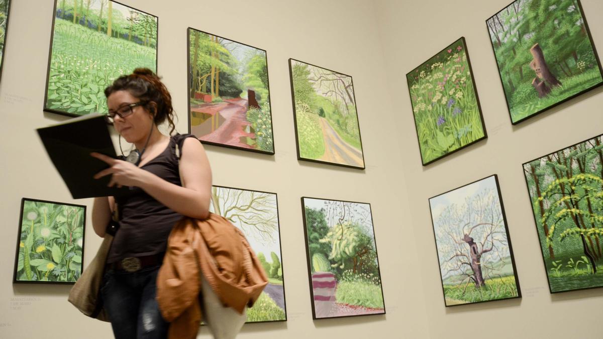 David Hockney iluminó las paredes del Museo Guggenheim Bilbao con sus coloridos paisajes, entre otras obras, exhibiendo el estilo inimitable que le caracteriza.