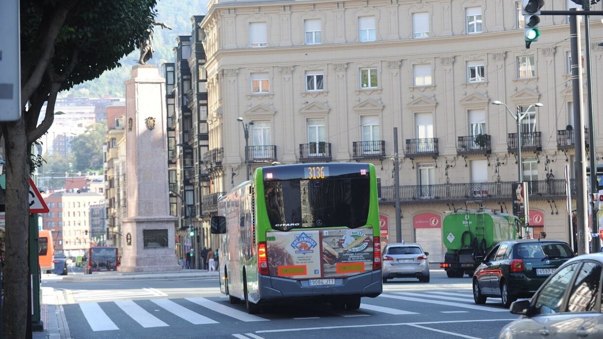 Un autobús de Bizkaibus accede a la Plaza Circular.