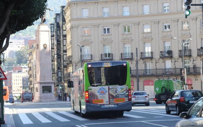 Un autobús de Bizkaibus accede a la Plaza Circular.