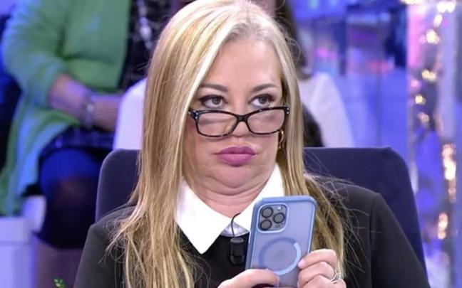 Belén Esteban, jugando con su teléfono móvil. Belén Esteban, jugando con su teléfono móvil.