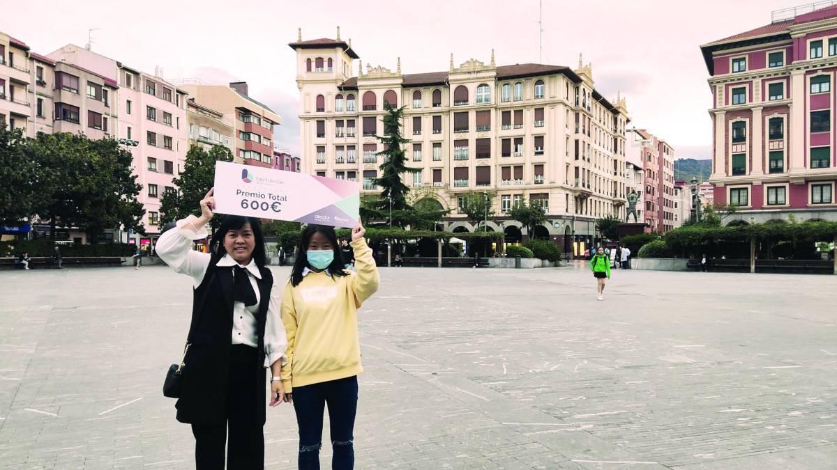 La ganadora del premio general del certamen tras recoger su vale por ser la persona que más preguntas correctas ha respondido y con la mayor rapidez.