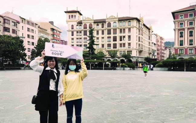 La ganadora del premio general del certamen tras recoger su vale por ser la persona que m&aacute;s preguntas correctas ha respondido y con la mayor rapidez.
