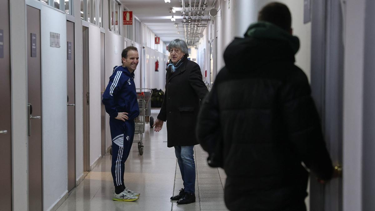 Arrasate y Martín charlan con Diego Moreno, de espaldas.