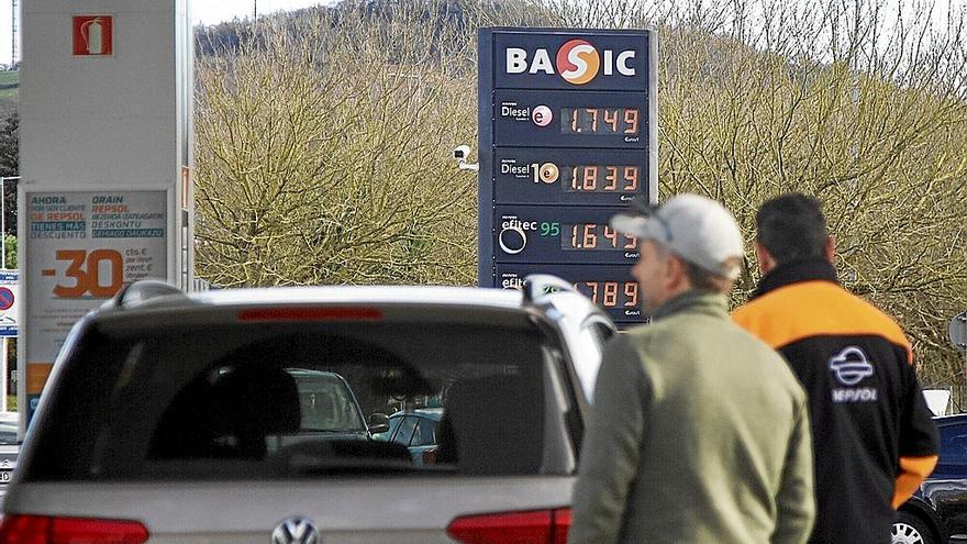 Un operario de una gasolinera de Aritzeta, donde ayer se pagaba a 1,749 el diésel y 1,649 la gasolina, llena el depósito de un vehículo.