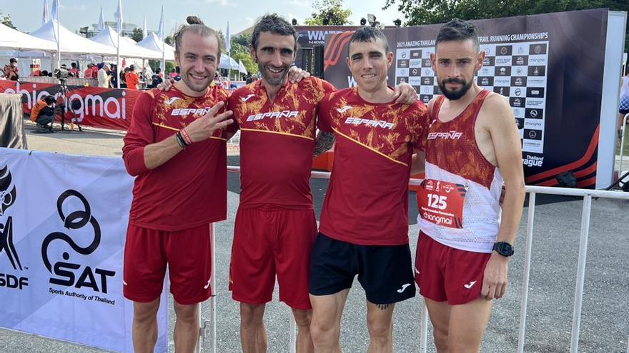 Egea, junto a los demás ganadores de la medalla de bronce.
