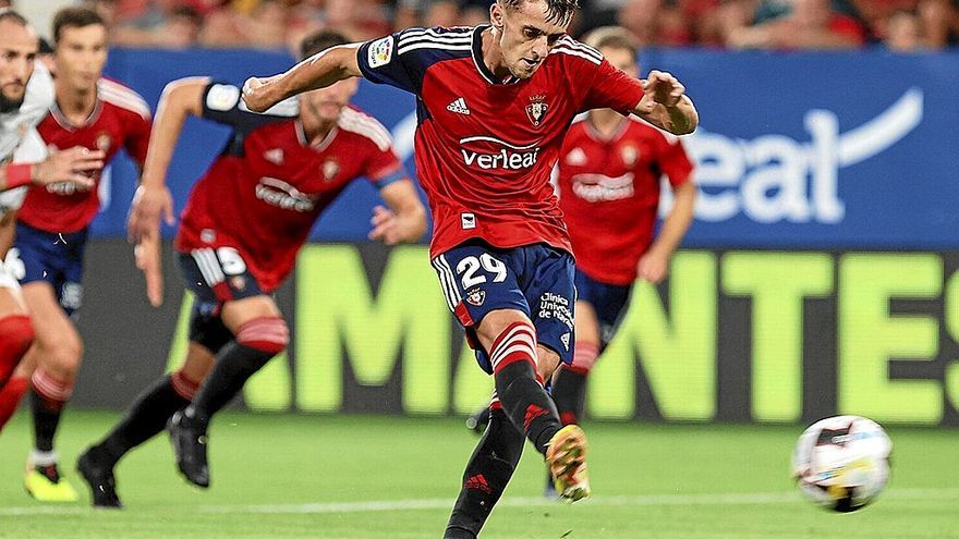 Instante en el que el balón sale de la bota de Aimar Oroz rumbo a las redes para convertirse en el 2-1 y a la postre, gol de la victoria en el estreno como titular del canterano en Primera.