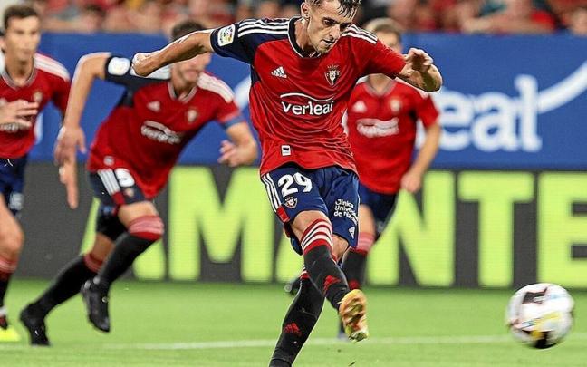 Instante en el que el balón sale de la bota de Aimar Oroz rumbo a las redes para convertirse en el 2-1 y a la postre, gol de la victoria en el estreno como titular del canterano en Primera.