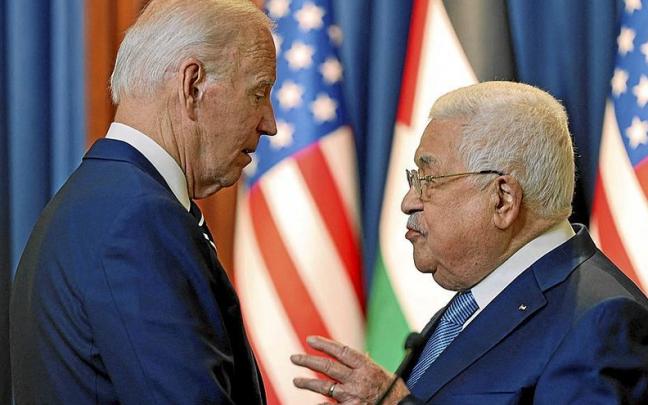 El presidente de la Autoridad Palestina, Mahmud Ab&aacute;s, conversa con Joe Biden, ayer en Bel&eacute;n.