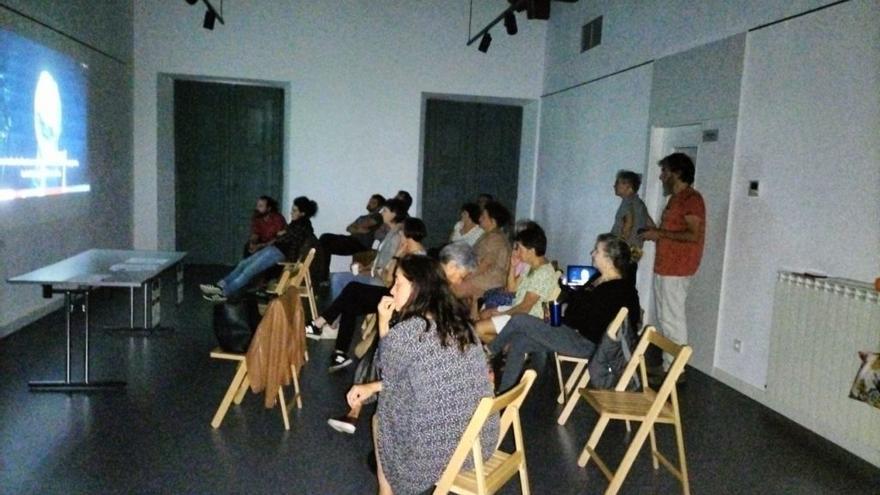 Participantes en un café-tertulia de la asociación Arakadia.