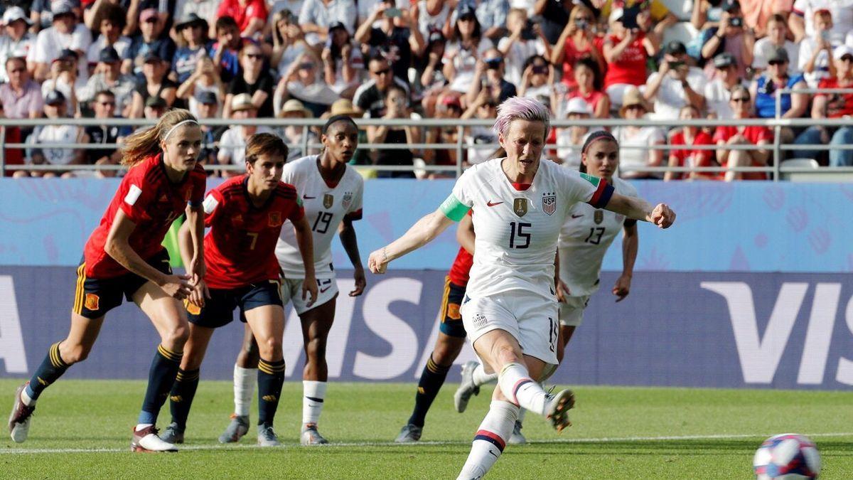Megan Rapinoe, capitana de Estados Unidos, chuta el segundo penalti durante los octavos de final del Mundial de Francia 2019 contra Espa&ntilde;a.
