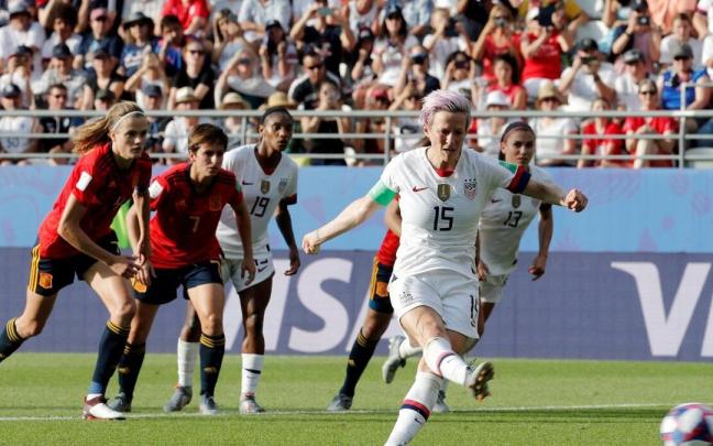Megan Rapinoe, capitana de Estados Unidos, chuta el segundo penalti durante los octavos de final del Mundial de Francia 2019 contra Espa&ntilde;a.