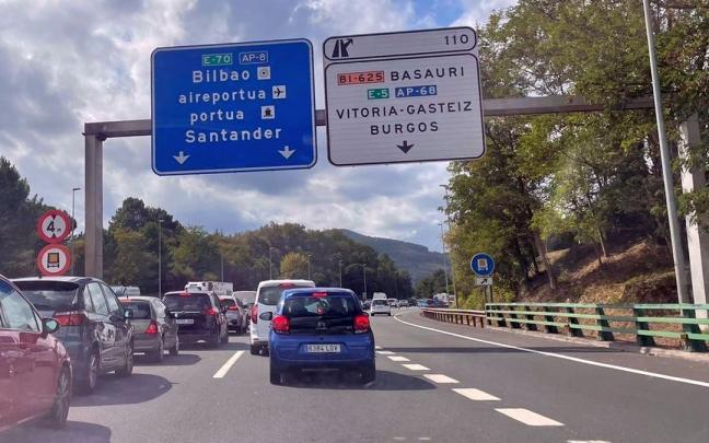 Accidente en la A-8 en Basauri en sentido Cantabria Accidente en la A-8 en Basauri en sentido Cantabria