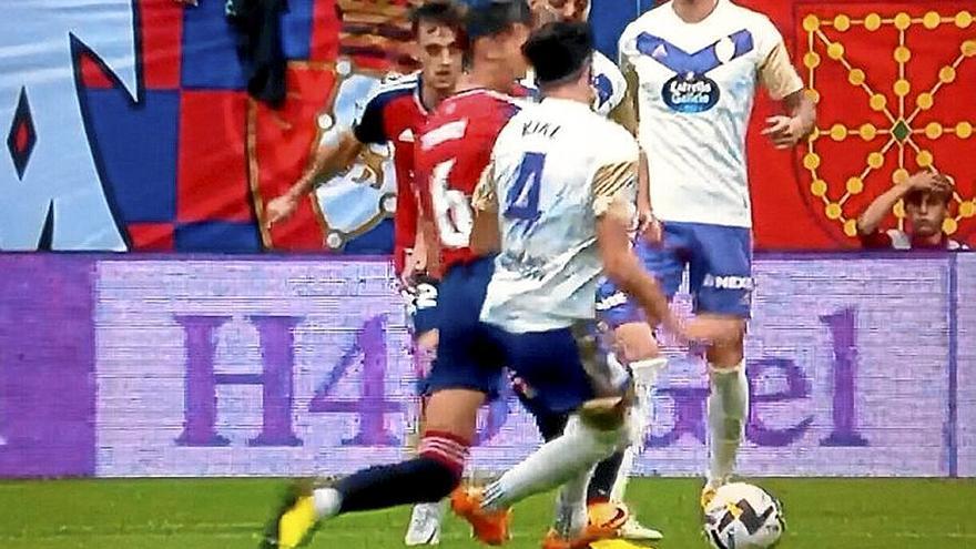 Lucas Torró no debió ver la tarjeta amarilla el pasado domingo contra el Valladolid porque, como demuestra la imagen, no es el alicantino el que comete falta sobre el futbolista del cuadro pucelano, Kike Pérez, sino que es este &uacut