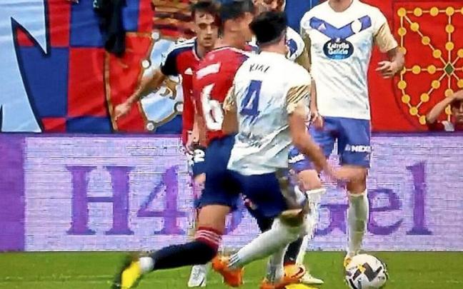 Lucas Torró no debió ver la tarjeta amarilla el pasado domingo contra el Valladolid porque, como demuestra la imagen, no es el alicantino el que comete falta sobre el futbolista del cuadro pucelano, Kike Pérez, sino que es este &uacut Lucas Torró no debió ver la tarjeta amarilla el pasado domingo contra el Valladolid porque, como demuestra la imagen, no es el alicantino el que comete falta sobre el futbolista del cuadro pucelano, Kike Pérez, sino que es este &uacut