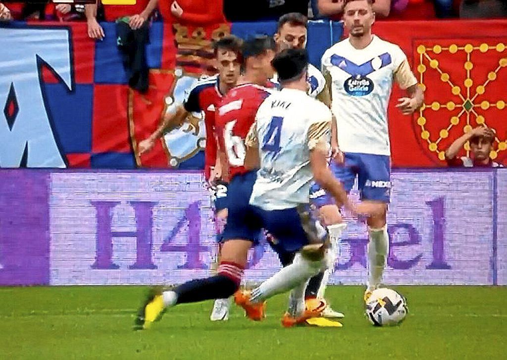 Lucas Torró no debió ver la tarjeta amarilla el pasado domingo contra el Valladolid porque, como demuestra la imagen, no es el alicantino el que comete falta sobre el futbolista del cuadro pucelano, Kike Pérez, sino que es este último el que pisa al jugador de Osasuna. El club navarro está pendiente de la respuesta del Comité de Competición a las alegaciones que ha presentado para que le retiren la cartulina.