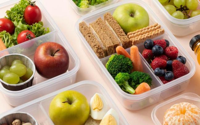 Varios tuppers con alimentos saludables para el almuerzo.