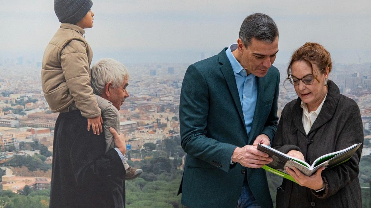 El presidente del Gobierno español, Pedro Sánchez, en una visita a la Fundación Pasqual Maragall con la presidenta, Cristina Maragall