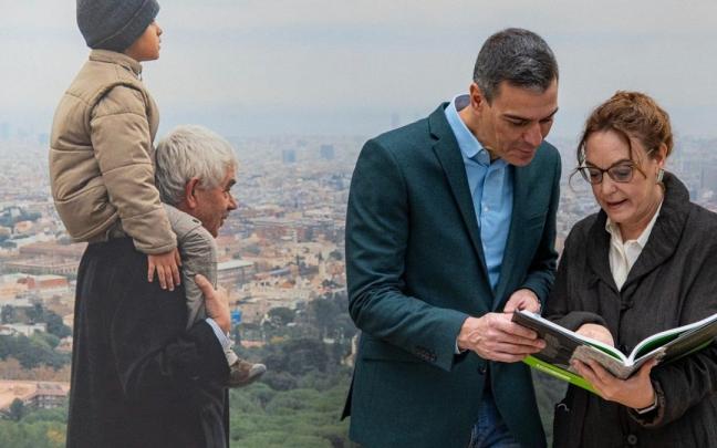 El presidente del Gobierno español, Pedro Sánchez, en una visita a la Fundación Pasqual Maragall con la presidenta, Cristina Maragall