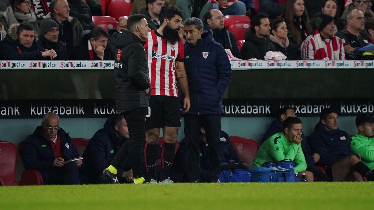 Valverde da unas últimas indicaciones a Villalibre.