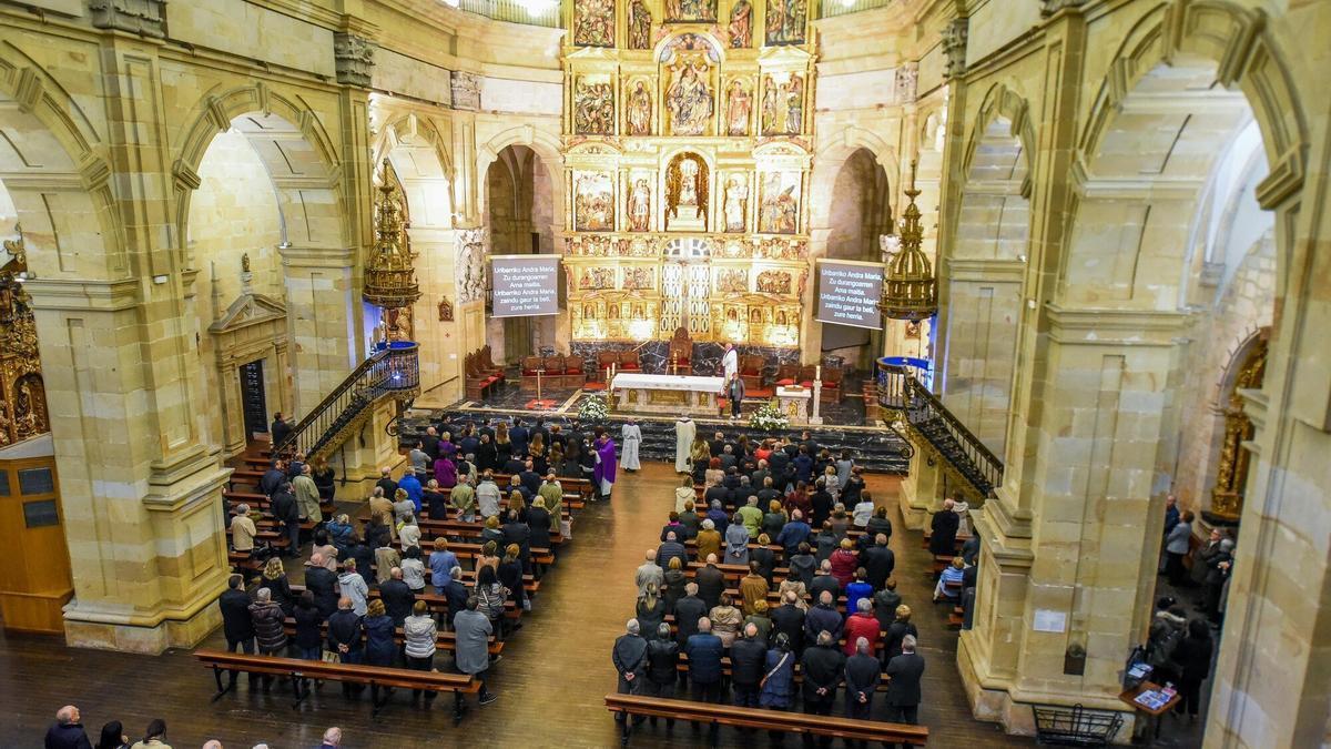 La familia de Leopoldo Zugaza estuvo arropada por personalidades de las diferentes instituciones vascas