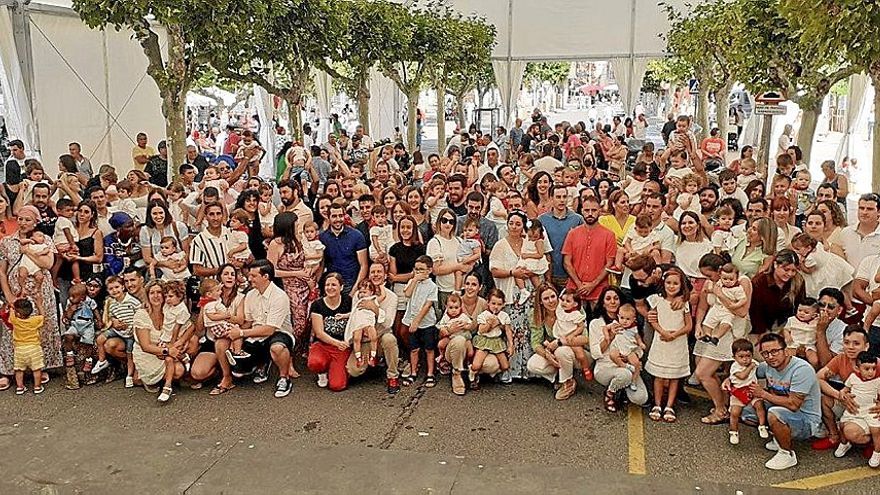 Los niños y niñas nacidos entre septiembre de 2020 y septiembre de 2021 con sus padres y madres.