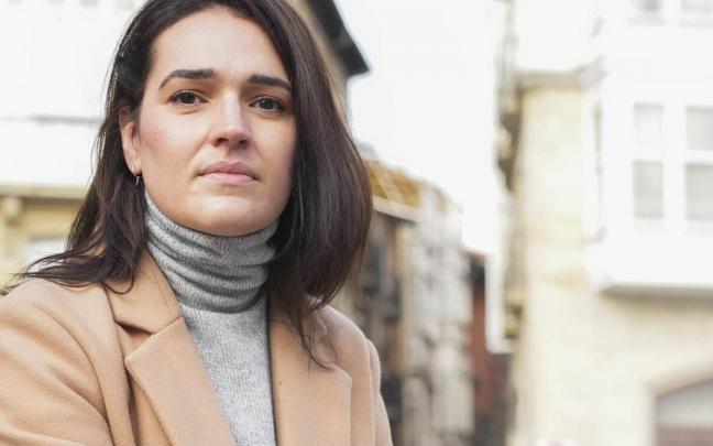 La autora gasteiztarra en el centro de la capital alavesa.