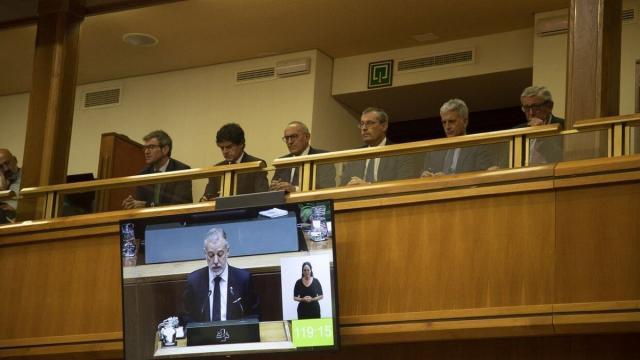 La imagen de Urkullu en un televisor en el Parlamento Vasco.