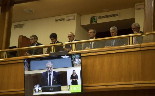 La imagen de Urkullu en un televisor en el Parlamento Vasco.