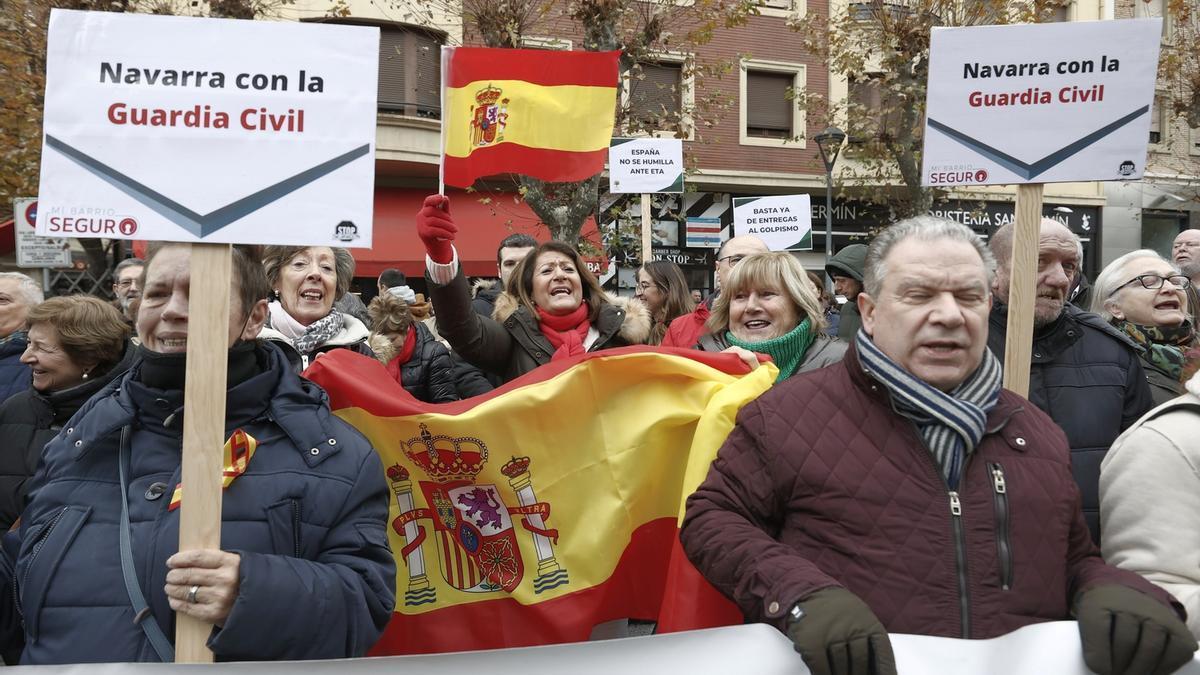 Más de un millar de personas secundaron la marcha frente a la comandancia de la Guardia Civil.