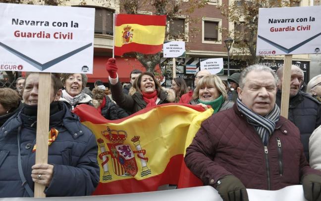 Más de un millar de personas secundaron la marcha frente a la comandancia de la Guardia Civil. Más de un millar de personas secundaron la marcha frente a la comandancia de la Guardia Civil.