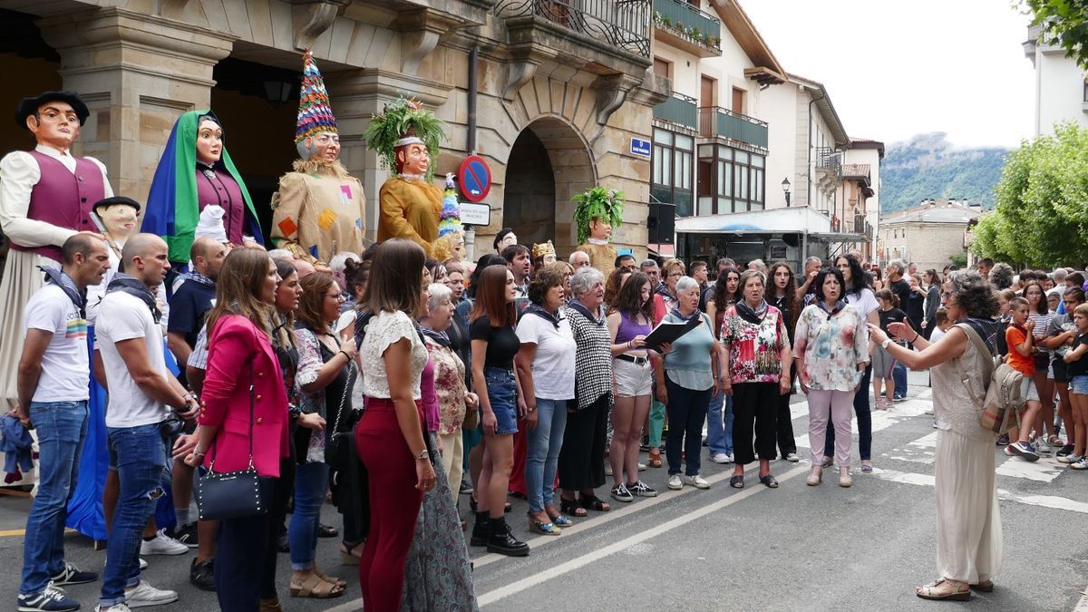 En el arranque festivo de la coral no faltó la música, con tres canciones para agradecer tal honor.
