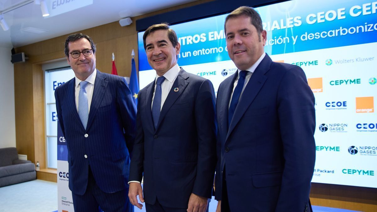 El presidente de CEOE, Antonio Garamendi; el presidente de BBVA, Carlos Torres Vila y el presidente de Cepyme, Gerardo Cuerva, posan en el encuentro empresarial de CEOE y CEPYME