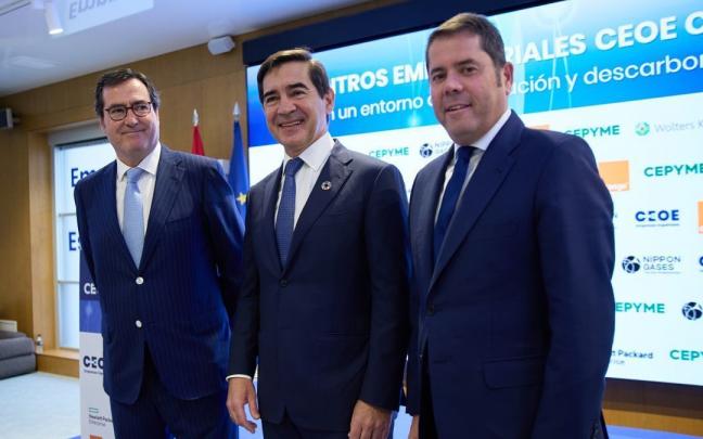 El presidente de CEOE, Antonio Garamendi; el presidente de BBVA, Carlos Torres Vila y el presidente de Cepyme, Gerardo Cuerva, posan en el encuentro empresarial de CEOE y CEPYME