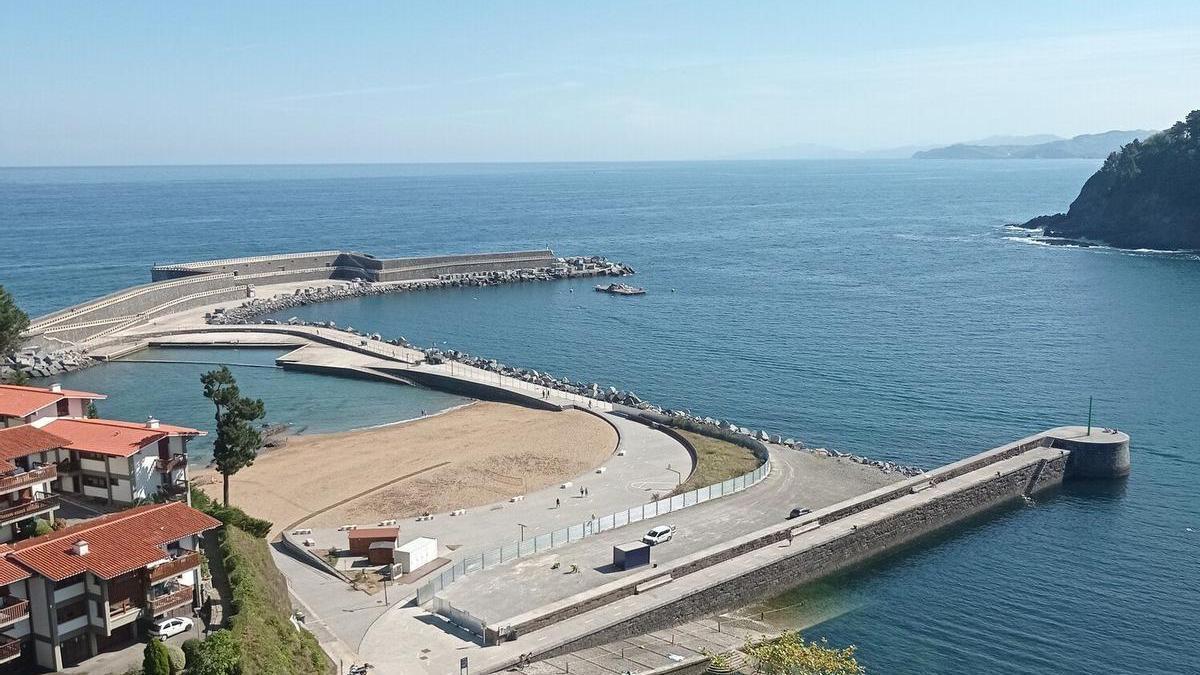 Vista de la zona de acceso al puerto de Mutriku, con el dique al fondo.