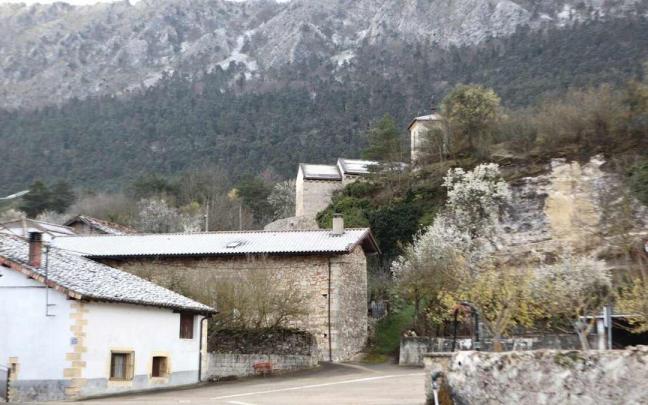 Con motivo de la celebración del 1200 aniversario de la iglesia-monasterio de Tobillas, varios artistas de Valdegovía han donado una obra de arte Con motivo de la celebración del 1200 aniversario de la iglesia-monasterio de Tobillas, varios artistas de Valdegovía han donado una obra de arte