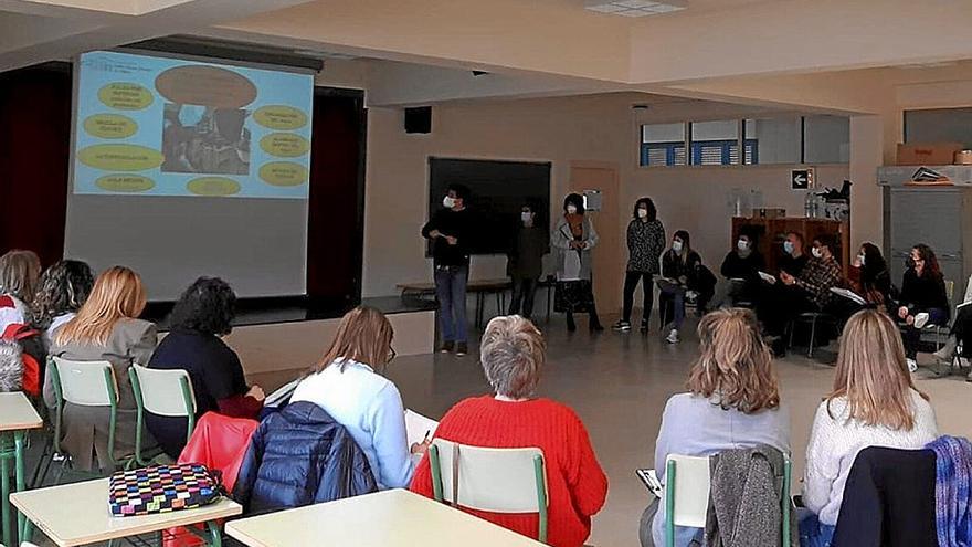 Profesores de Secundaria durante una reunión en una de las aulas del colegio falcesino. | FOTO: CEDIDA