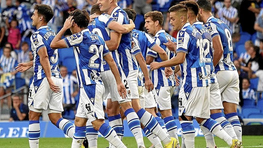 Los jugadores de la Real celebran el gol de Sorloth al Espanyol.