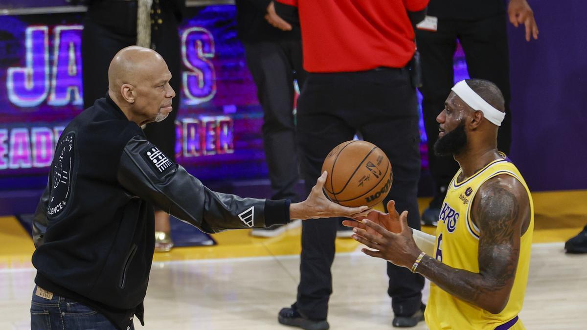 Abdul-Jabbar estaba en Los Ángeles y ha sido el encargado de pasarle el testigo a LeBron.
