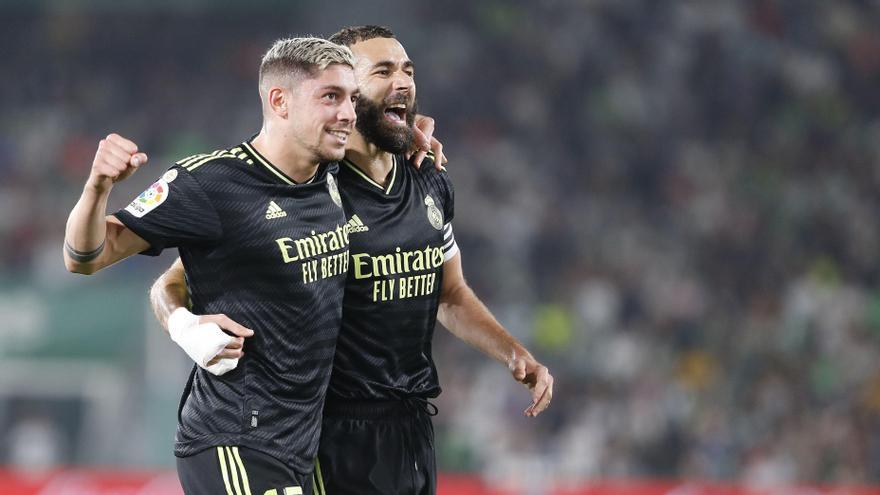 Valverde y Benzema celebran un gol con el Real Madrid.