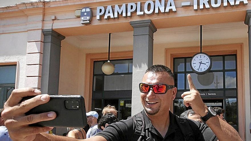 Un turista se hace un ‘selfie’ a las puertas de la estación de tren, a su llegada a la ciudad. | FOTO: JAVIER BERGASA