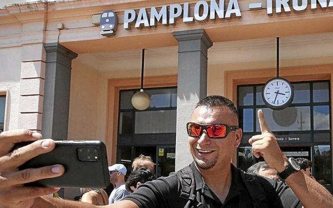 Un turista se hace un &lsquo;selfie&rsquo; a las puertas de la estaci&oacute;n de tren, a su llegada a la ciudad. | FOTO: JAVIER BERGASA