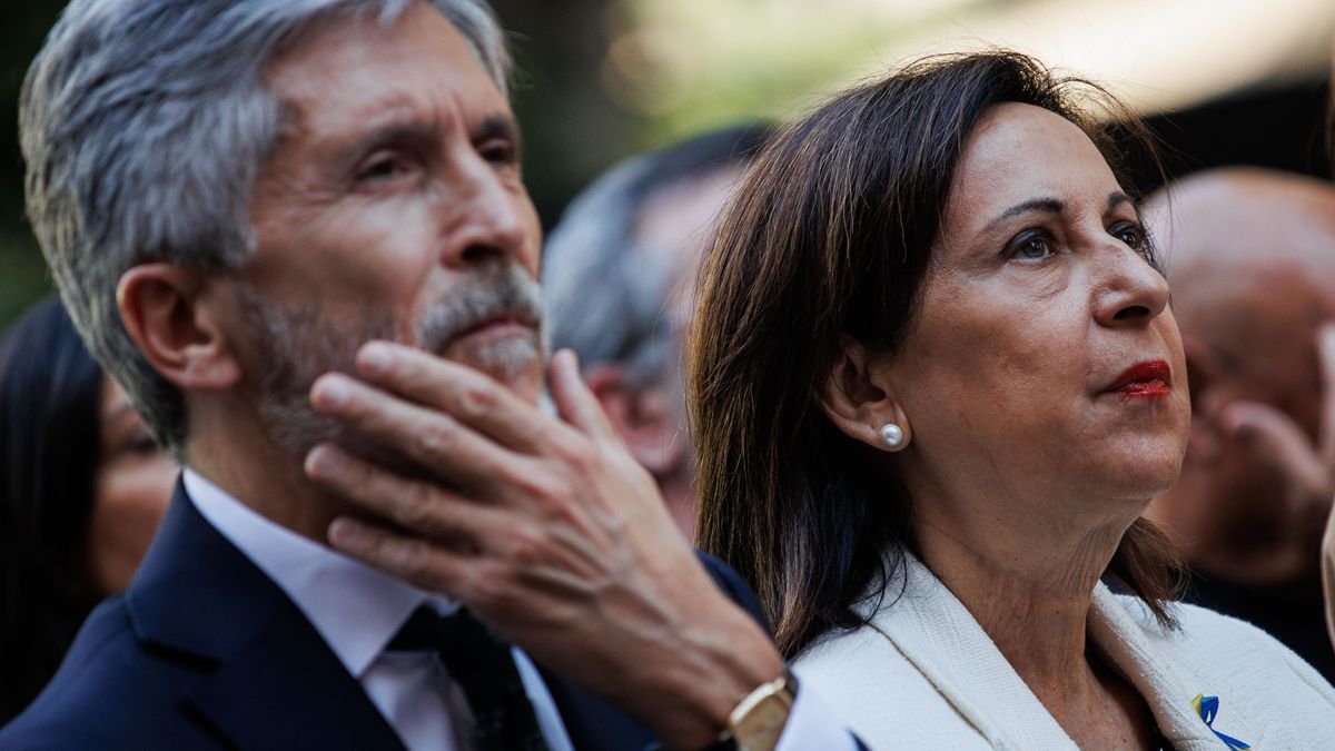 El ministro de Interior, Fernando Grande-Marlaska (izq.), y la ministra de Defensa, Margarita Robles (der.).