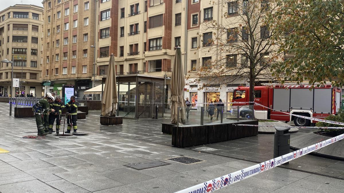 Bomberos y técnicos de Iberdrola en el lugar.