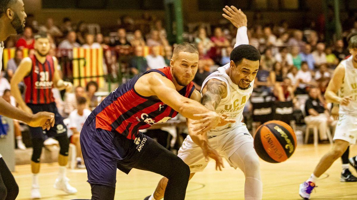 Sedekerskis pelea un bal&oacute;n dividido con Davis durante la derrota del Baskonia ante el UCAM Murcia