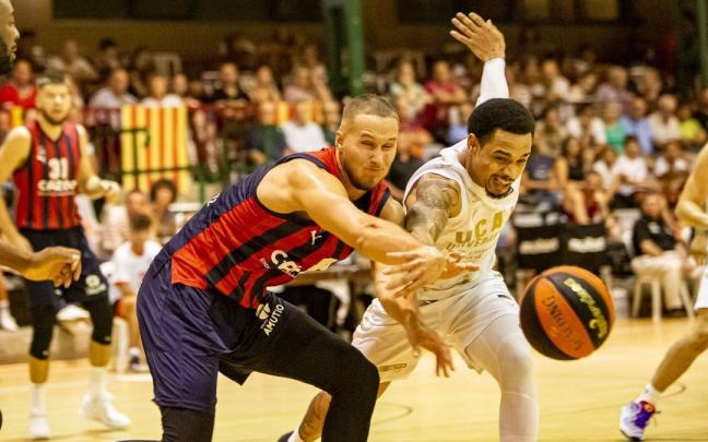 Sedekerskis pelea un bal&oacute;n dividido con Davis durante la derrota del Baskonia ante el UCAM Murcia
