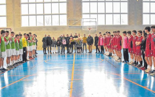 Momento del homenaje a Jesús Aranaz con la presencia de su familia.