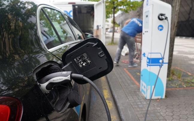 Un vehículo recarga en uno de los puntos ubicados en Donostia Un vehículo recarga en uno de los puntos ubicados en Donostia