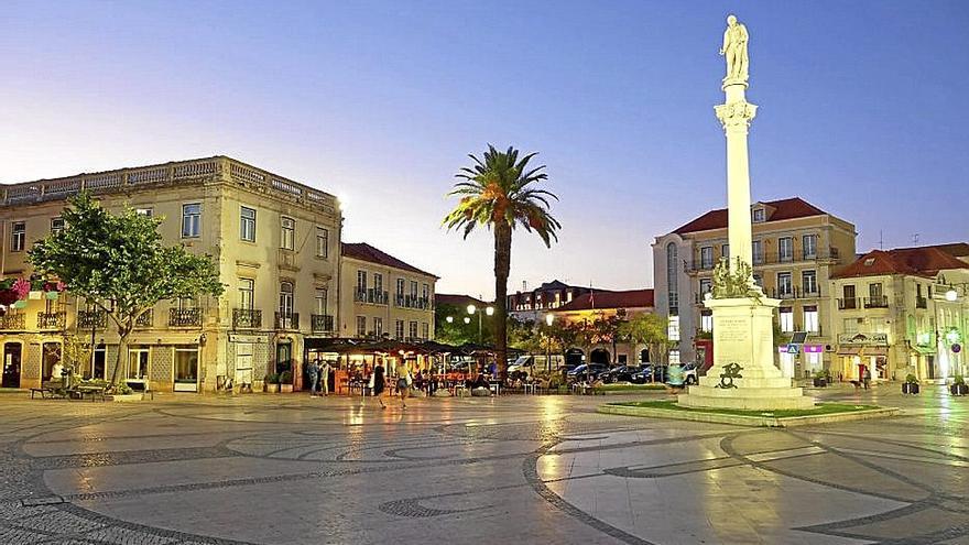 La plaza de Bocage al anochecer.