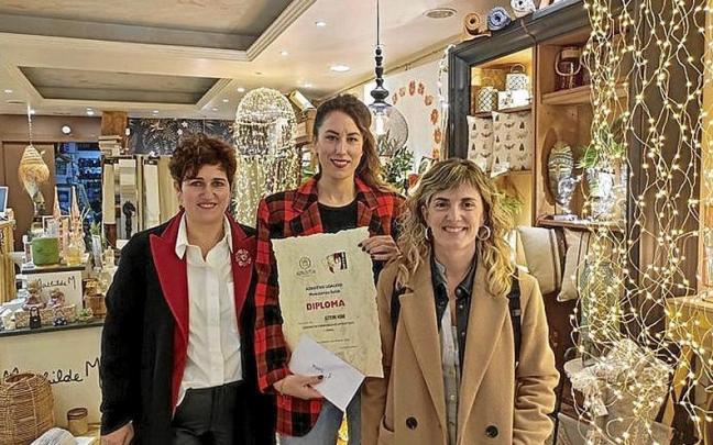 La responsable de Aizterri Home recibiendo el premio. | FOTO: N.G.