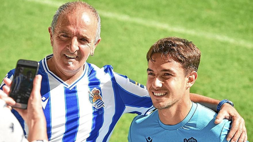Martín Zubimendi compareció sonriente y se mostró muy alegre a lo largo de toda la práctica, a pesar de los rumores que le sitúan como objetivo prioritario del Barcelona de cara a la próxima temporada.